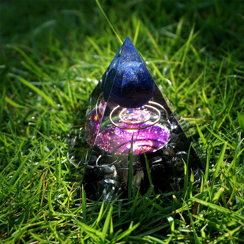 Sfera di lapislazzuli Olivenorma con piramide di orgone di ossidiana