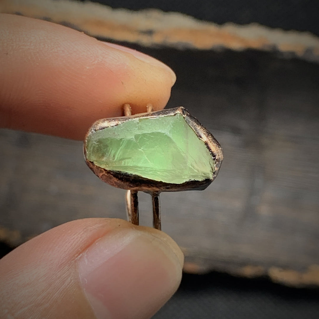 Anello regolabile Olivenorma con dodici pietre portafortuna in pietra grezza irregolare naturale 