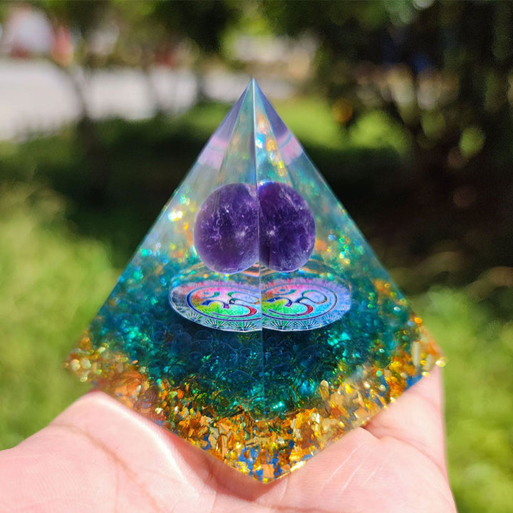 Piramide di Orgone OM in Quarzo Blu Olivenorma con Sfera di Ametista