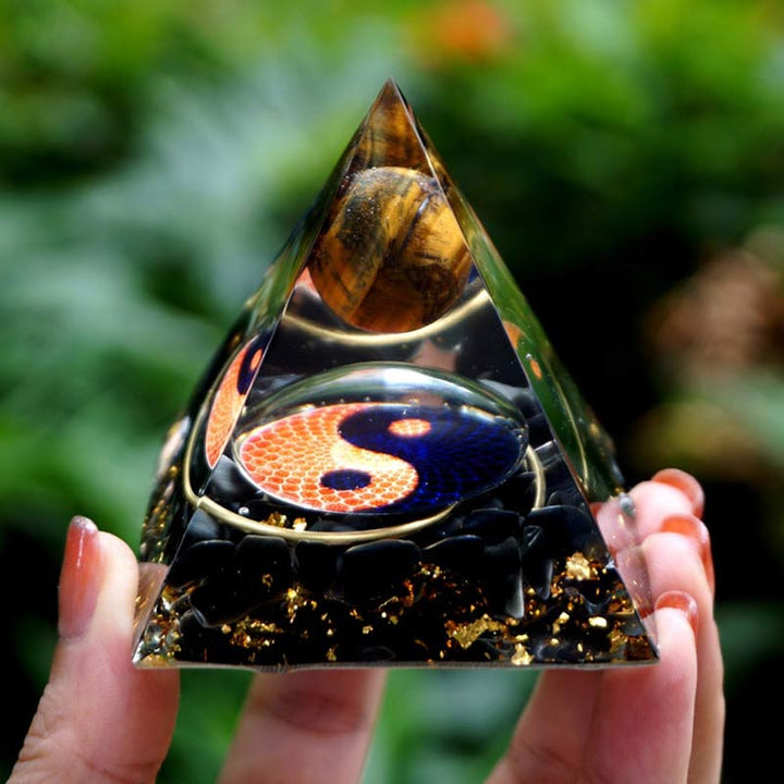 Sfera di occhio di tigre Olivenorma con piramide di ossidiana Reki Orgone