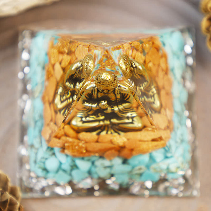 Piramide di arenaria Olivenorma con Buddha in orgone turchese 