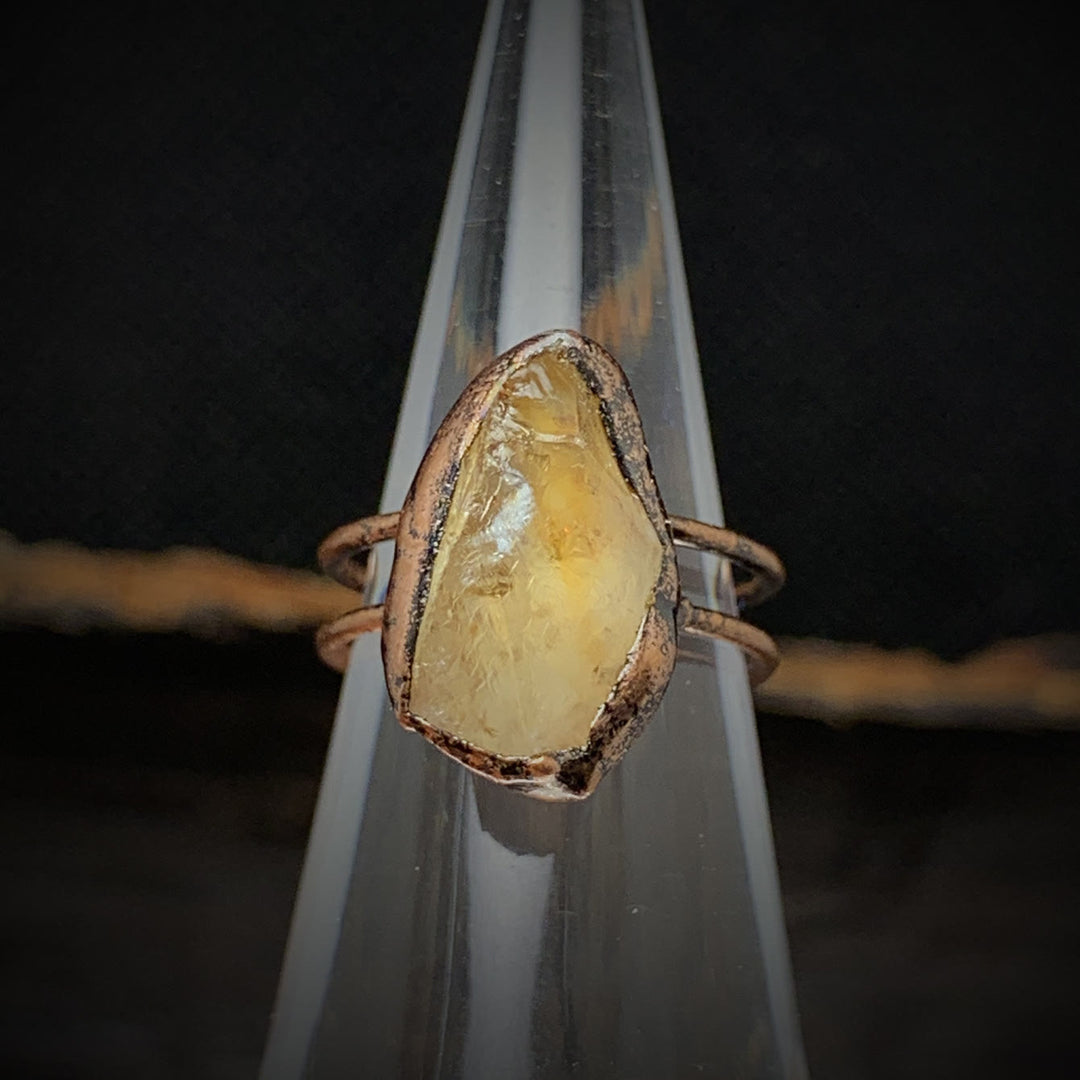 Anello regolabile Olivenorma con dodici pietre portafortuna in pietra grezza irregolare naturale 