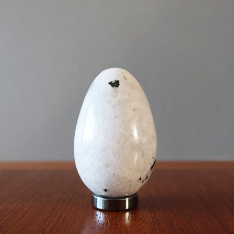 Uovo di cristallo di tormalina e pietra di luna di Pasqua, nuovi inizi