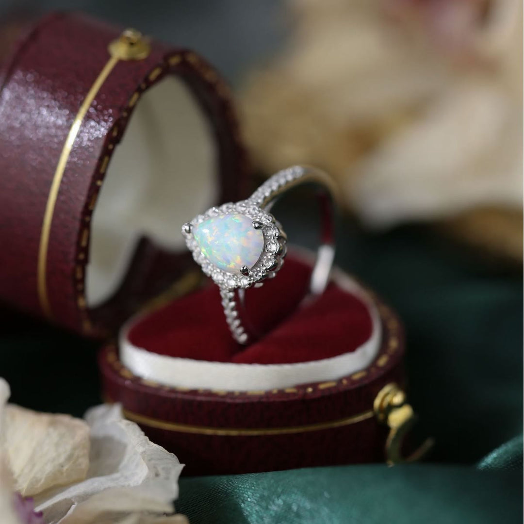 Anello di fidanzamento a tre punte con zircone bianco e opale a goccia Olivenorma 