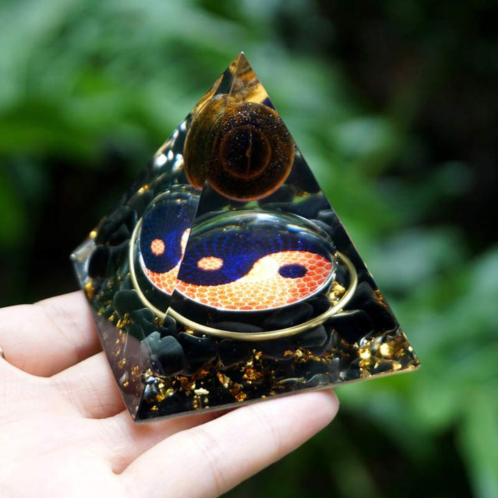 Sfera di occhio di tigre Olivenorma con piramide di ossidiana Reki Orgone