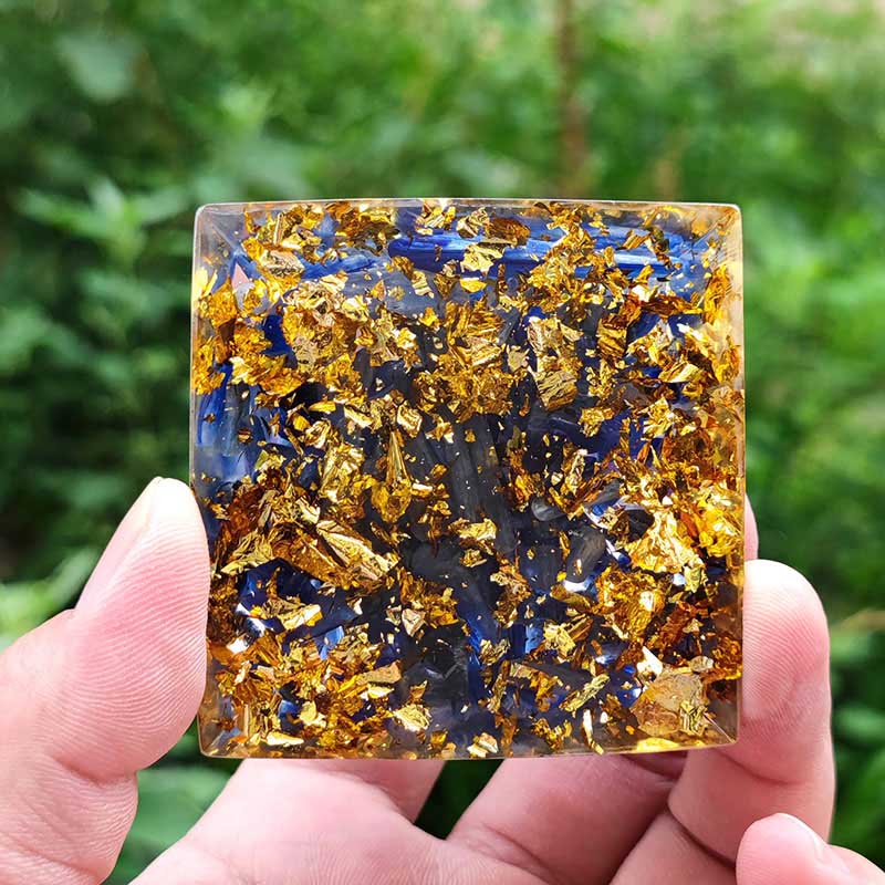 Piramide di Orgone con Cianite Olivenorma e Sfera di Ametista