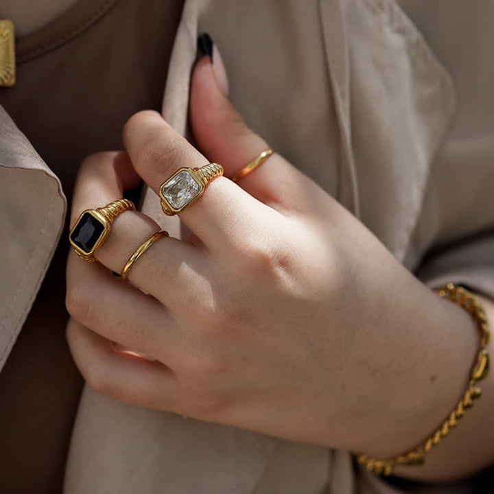Olivenorma The Fortune Bringers - Anello con sigillo in oro 18 carati e smeraldo