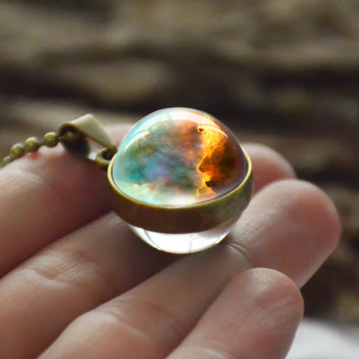 Collana colorata con palla di vetro tridimensionale