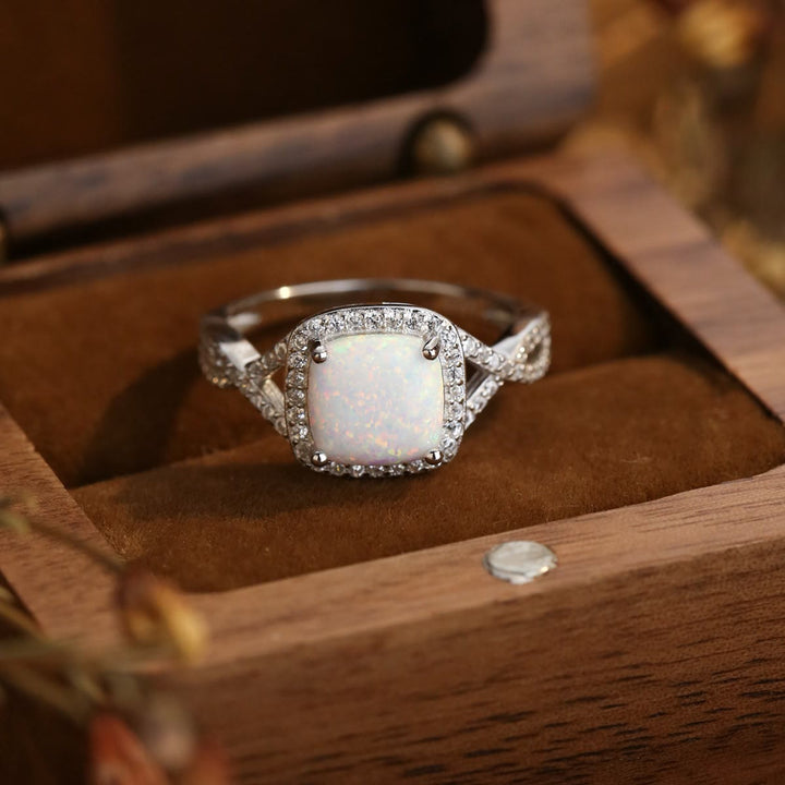Anello Olivenorma grande quadrato con opale bianco e zirconi 