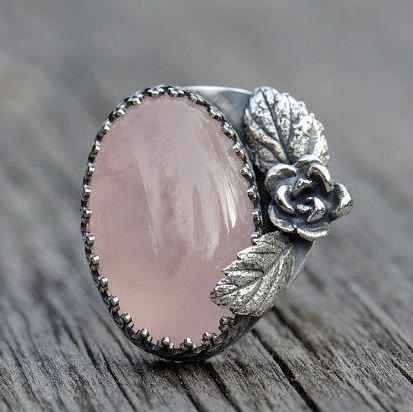 Anello ovale in quarzo rosa con fiore di cotiledone Olivenorma