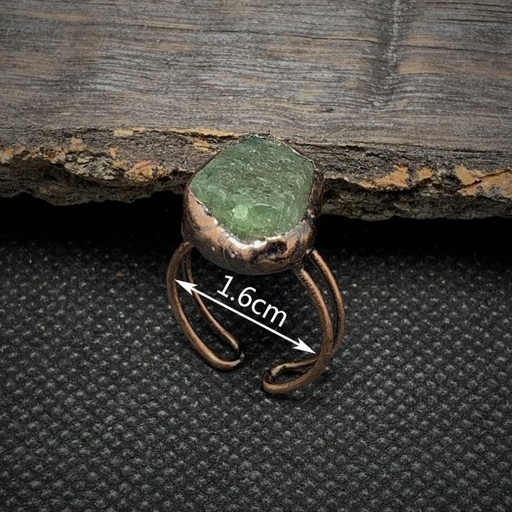 Anello regolabile Olivenorma con dodici pietre portafortuna in pietra grezza irregolare naturale 