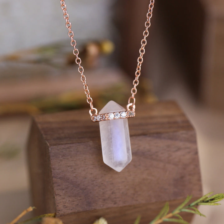Collana con ciondolo in cristallo di pietra lunare a colonna esagonale Olivenorma S925 