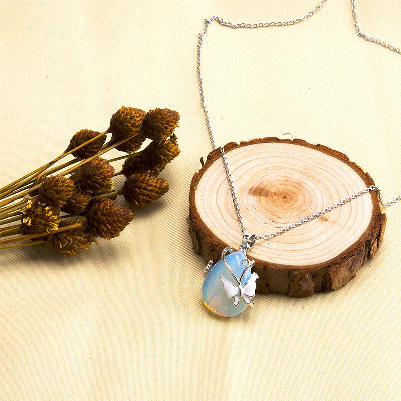 Collana con pietre preziose e ali di farfalla in cristallo