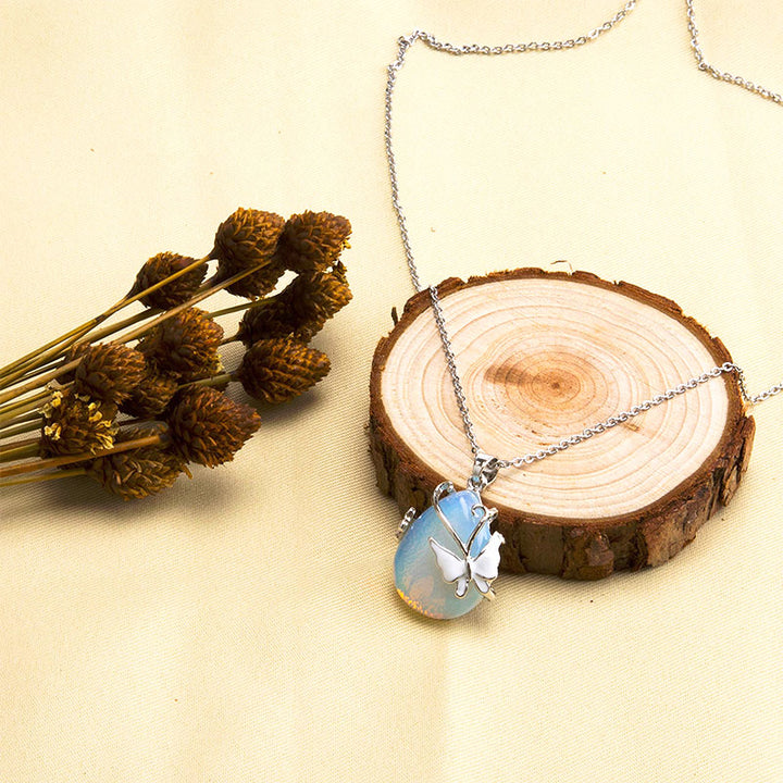 Collana con pietre preziose e ali di farfalla in cristallo