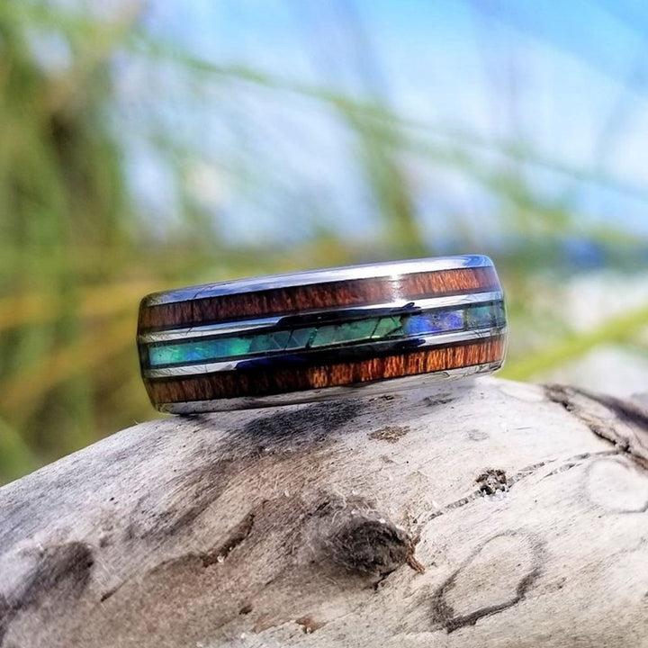 Anello Olivenorma in legno di Koa e conchiglia di abalone in carburo di tungsteno 