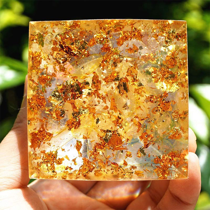 Ametista Olivenorma con piramide di orgone dello zodiaco Ariete rutilato dorato