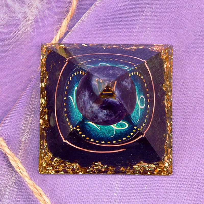 Sfera di ametista Olivenorma con piramide di orgone dello zodiaco Capricorno in ossidiana