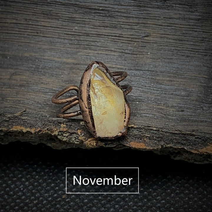 Anello regolabile Olivenorma con dodici pietre portafortuna in pietra grezza irregolare naturale 