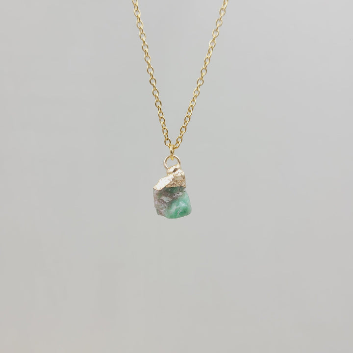 Collana con pietra preziosa grezza di cristallo irregolare Olivenorma 