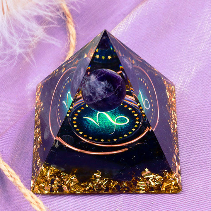 Sfera di ametista Olivenorma con piramide di orgone dello zodiaco Capricorno in ossidiana