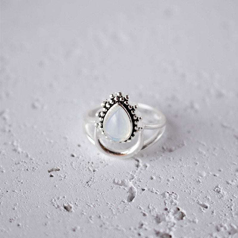 Anello con pietra di luna crescente