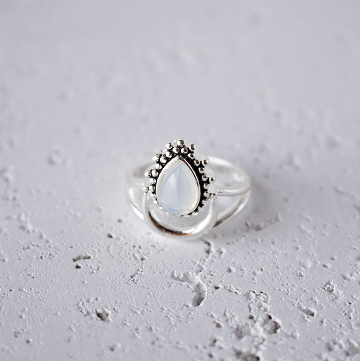 Anello con pietra di luna crescente