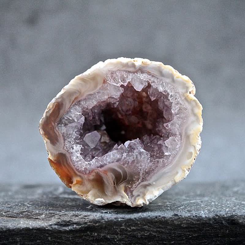 Decorazione in pietra preziosa di roccia geode di ametista naturale Olivenorma