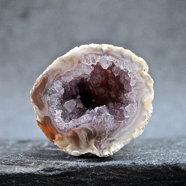Decorazione in pietra preziosa di roccia geode di ametista naturale Olivenorma