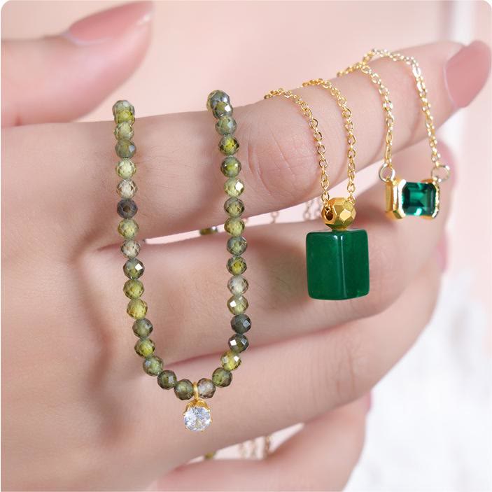 Collana con ciondolo di perline in avventurina verde smeraldo e peridoto Olivenorma 