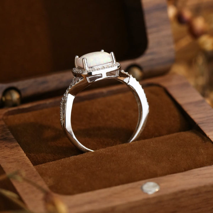 Anello Olivenorma grande quadrato con opale bianco e zirconi 