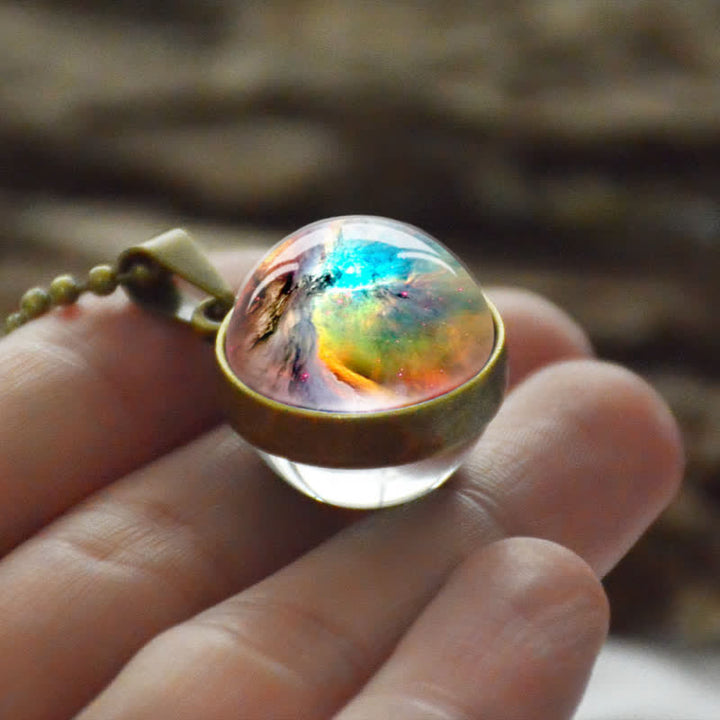 Collana colorata con palla di vetro tridimensionale