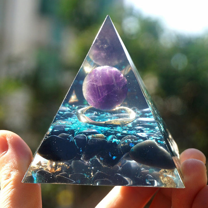 Sfera di cristallo di ametista Olivenorma con piramide di orgone di ossidiana
