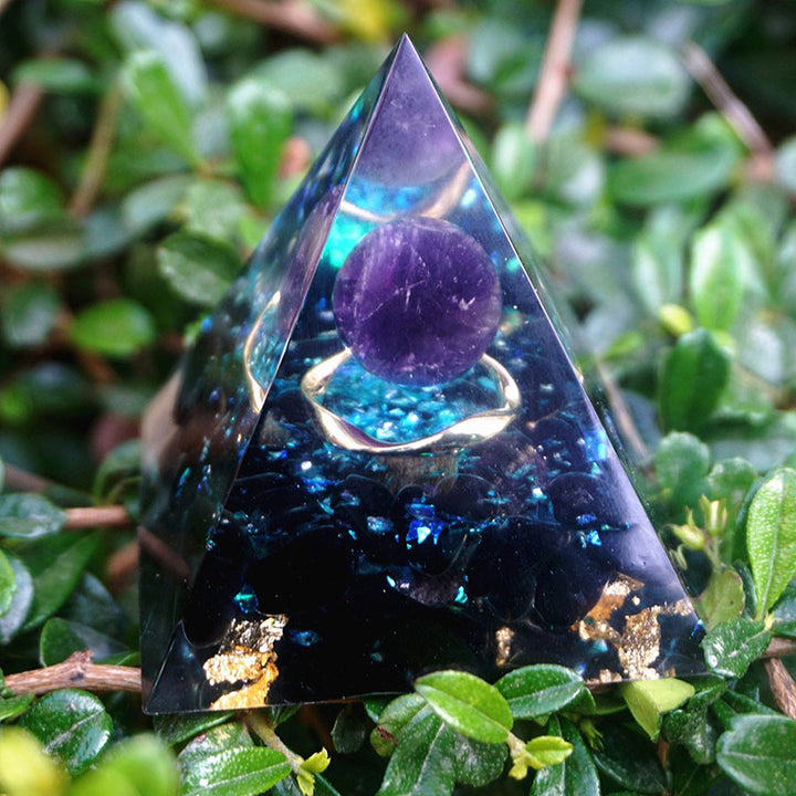 Sfera di cristallo di ametista Olivenorma con piramide di orgone di ossidiana