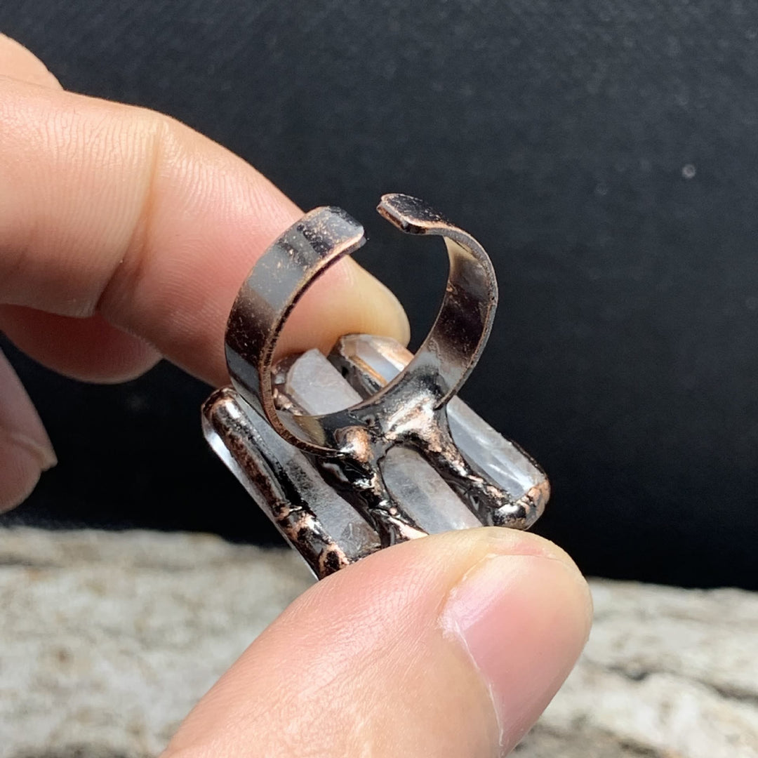 Anello regolabile con combinazione tripla irregolare in quarzo ialino naturale Olivenorma