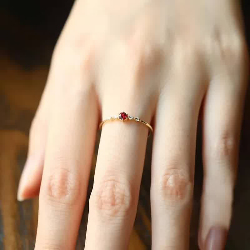 Olivenorma Anello minimalista in oro 18 carati con granato 