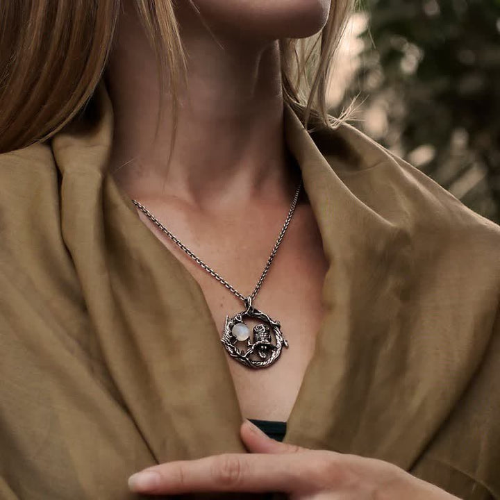 Collana con pietra di luna retrò con gufo della rinascita