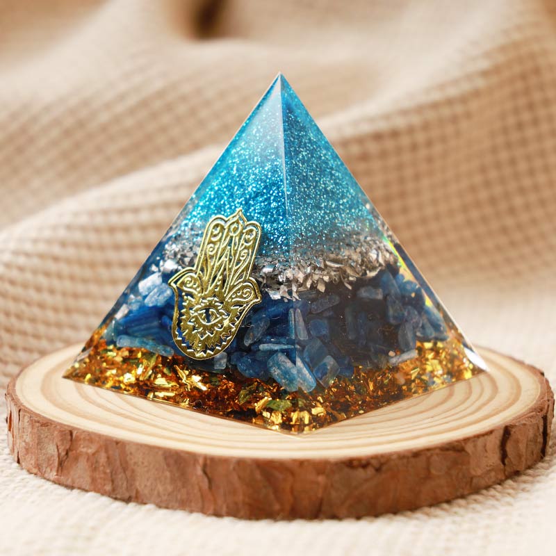Piramide di cianite Olivenorma con protezione Hamsa Orgone 
