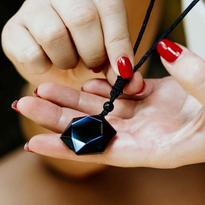 Collana con talismano in ossidiana di alta qualità 