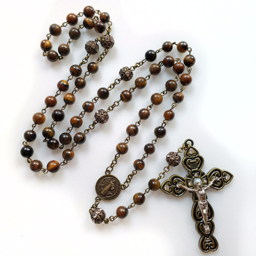 Collana rosario con ciondolo a croce in occhio di tigre di grado A di Olivenorma
