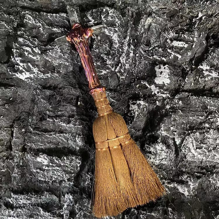 Ornamento rituale della strega della scopa di cristallo Olivenorma