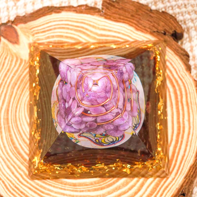 Olivenorma Piramide Orgonica Guarigione Hamsa in Giada Viola con Granato