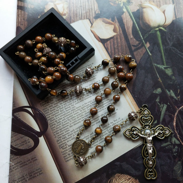Collana rosario con ciondolo a croce in occhio di tigre di grado A di Olivenorma