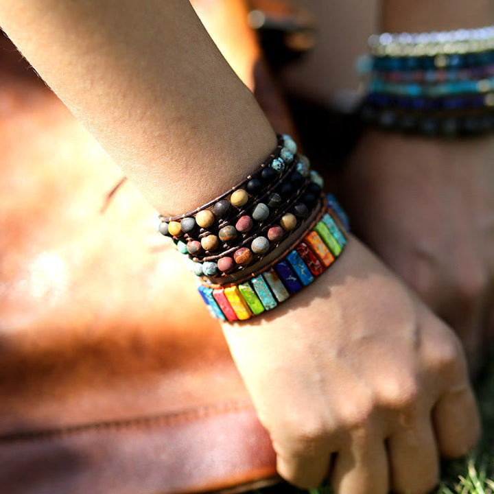 Bracciale avvolgente in pelle intrecciata a mano con perline color turchese satinato