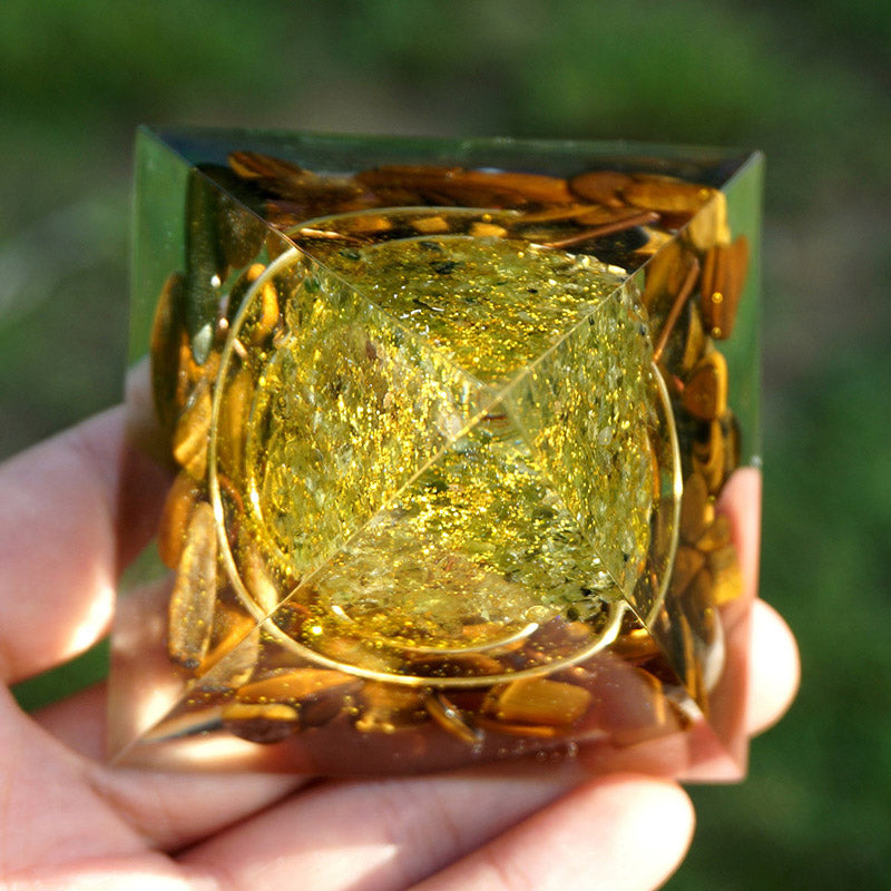 Olivenorma Peridot con occhio di tigre Albero della vita Piramide di orgone