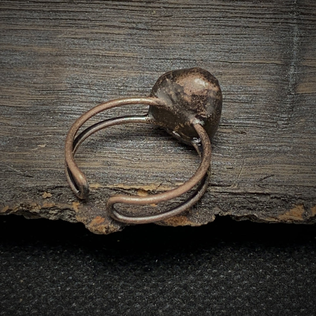 Anello regolabile Olivenorma con dodici pietre portafortuna in pietra grezza irregolare naturale 
