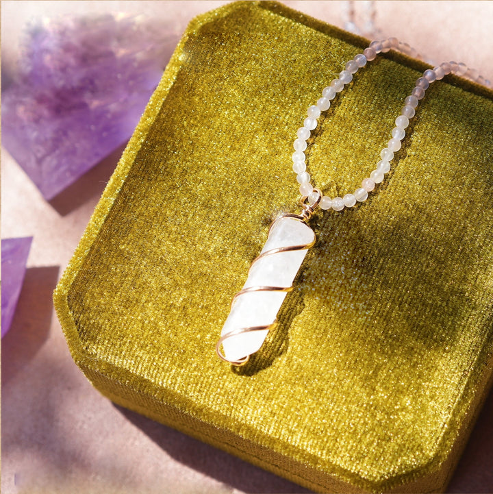 Collana con pendolo a colonna in cristallo di pietra grezza naturale Olivenorma 