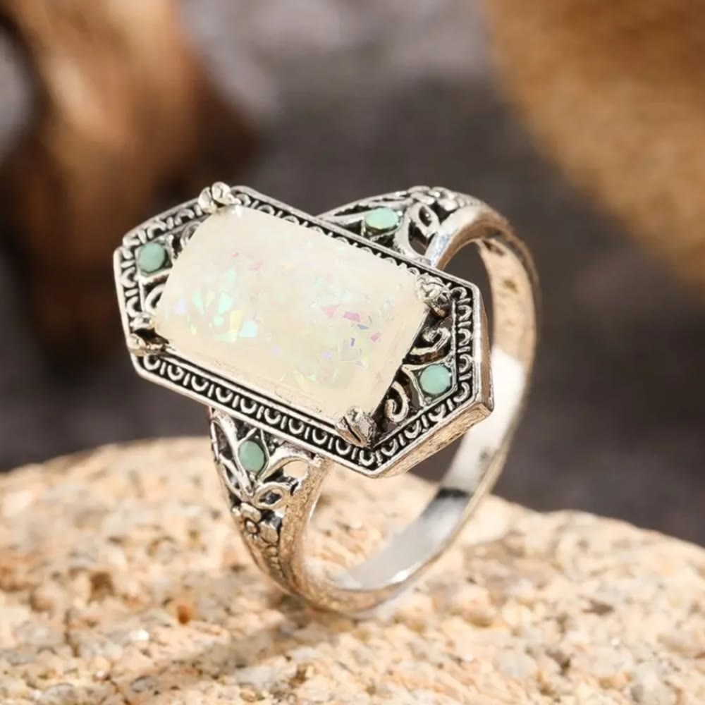 Anello in argento antico con opale bianco quadrato Olivenorma