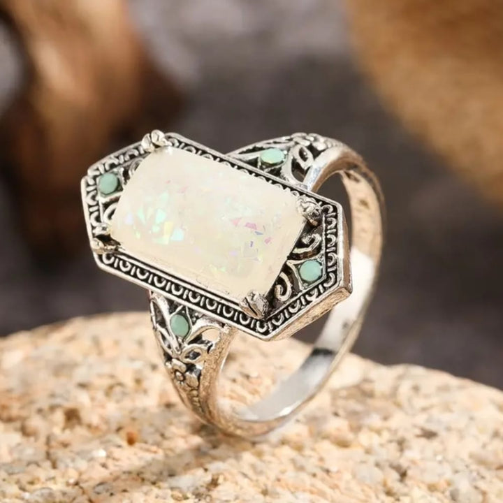 Anello in argento antico con opale bianco quadrato Olivenorma