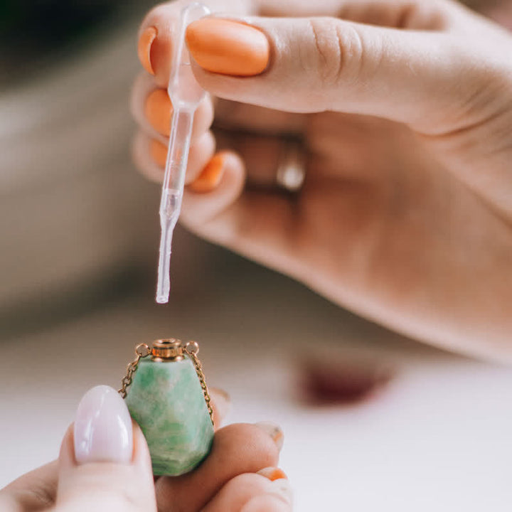 Collana con bottiglia di profumo di cristallo