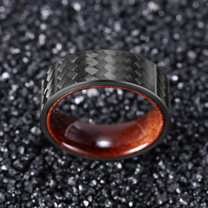 Olivenorma 8mm Anello in legno di barile di whisky in fibra di carbonio twill nero